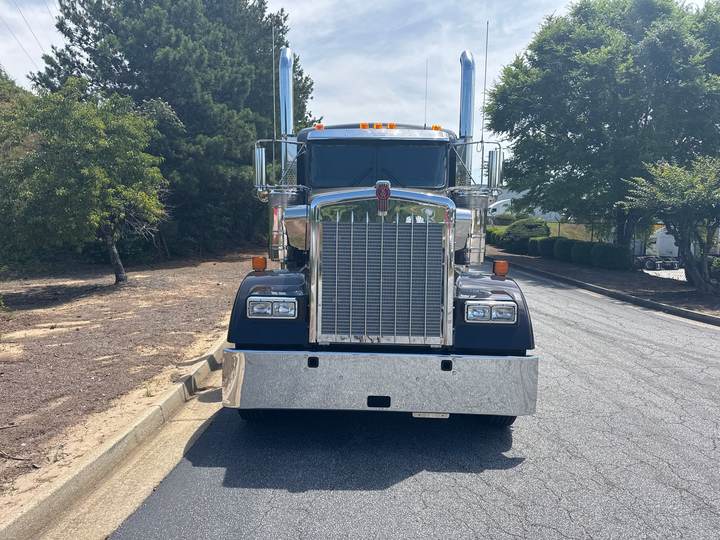 2027 Kenworth W900L 72" Flat Top Sleeper, exterior photo 2