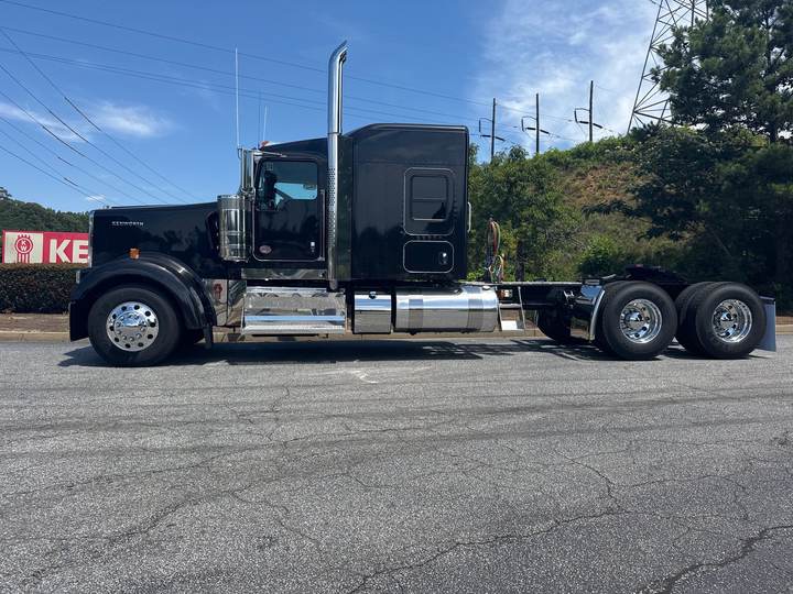 2027 Kenworth W900L 72" Flat Top Sleeper, exterior photo 3