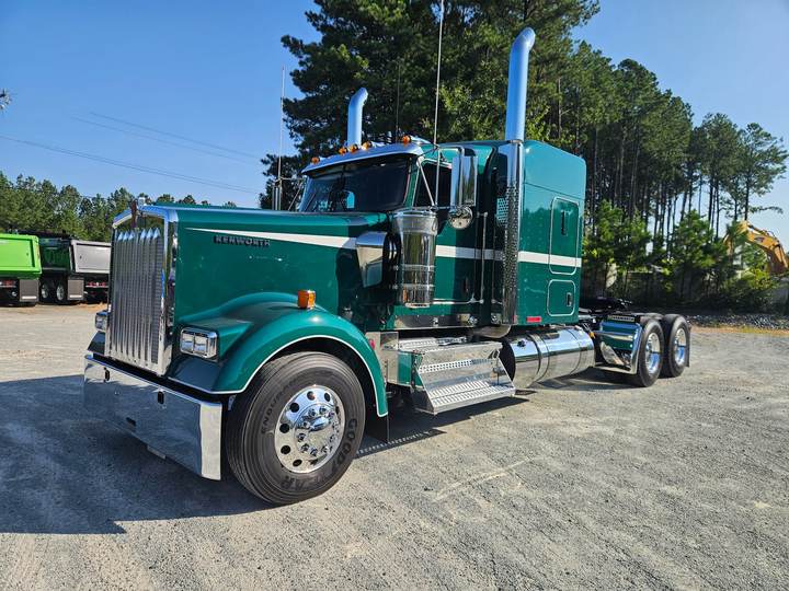 2027 Kenworth W900L 72" Flat Top Sleeper, exterior photo 2