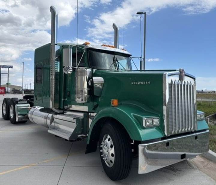 2027 Kenworth W900L 72" Flat Top Sleeper, exterior photo 1