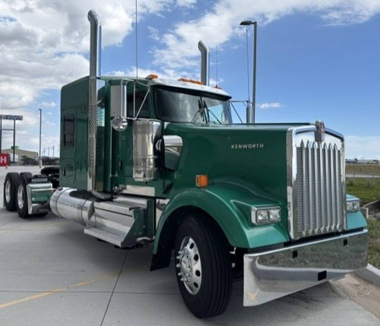 2027 Kenworth W900L 72" Flat Top Sleeper, exterior photo 1