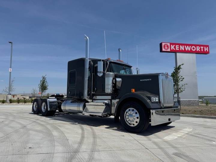 2027 Kenworth W900L 72" Flat Top Sleeper, exterior photo 1