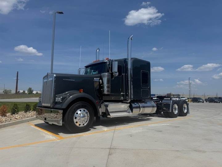 2027 Kenworth W900L 72" Flat Top Sleeper, exterior photo 2