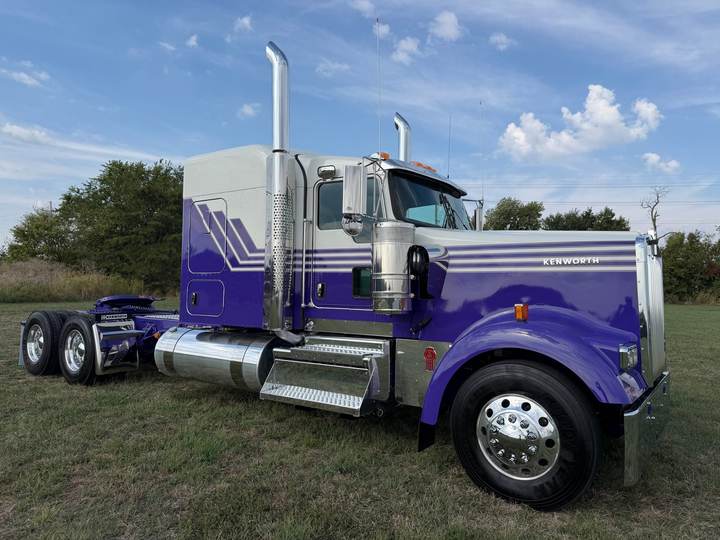 2027 Kenworth W900L 72" Flat Top Sleeper, exterior photo 1