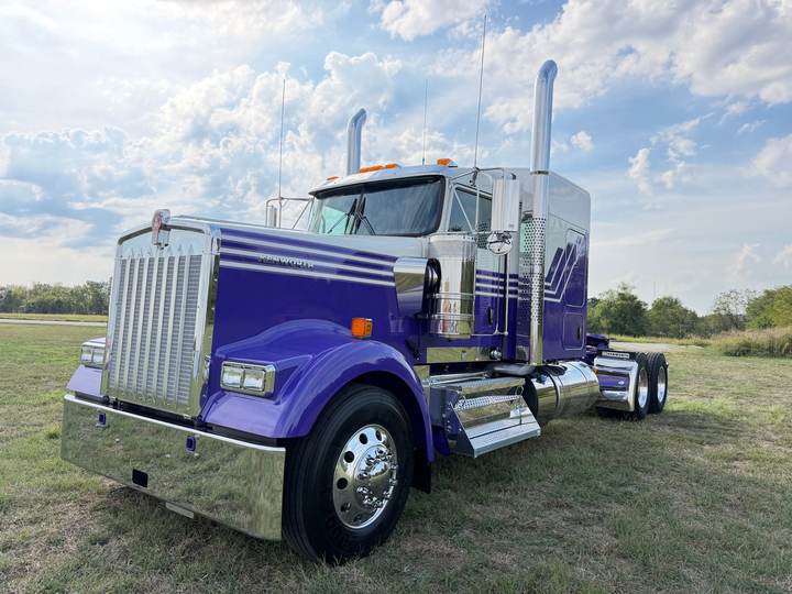 2027 Kenworth W900L 72" Flat Top Sleeper, exterior photo 2
