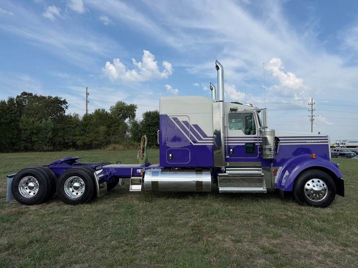 2027 Kenworth W900L 72" Flat Top Sleeper, exterior photo 3