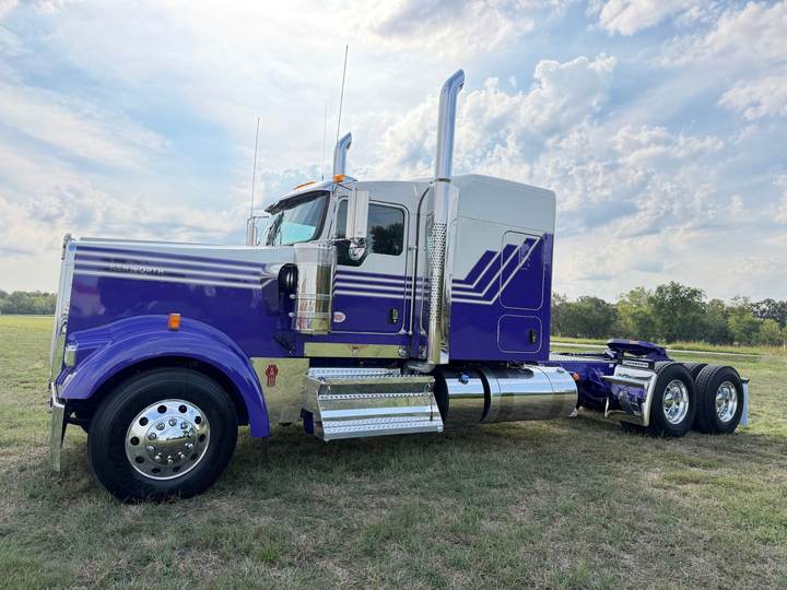 2027 Kenworth W900L 72" Flat Top Sleeper, exterior photo 5