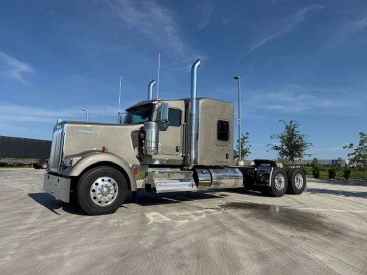 2027 Kenworth W900L 72" Flat Top Sleeper, exterior photo 2