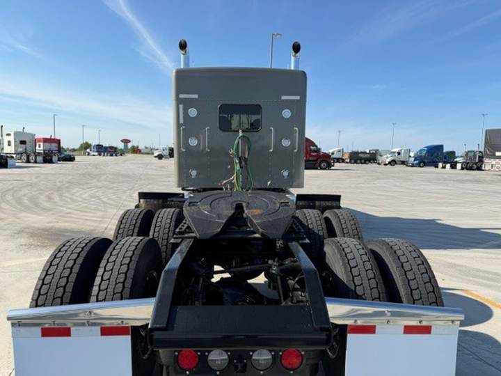 2027 Kenworth W900L 72" Flat Top Sleeper, exterior photo 3
