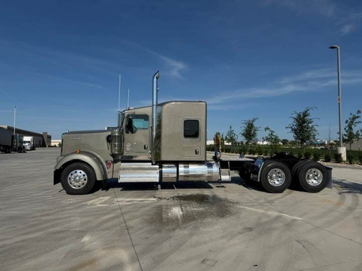 2027 Kenworth W900L 72" Flat Top Sleeper, exterior photo 4