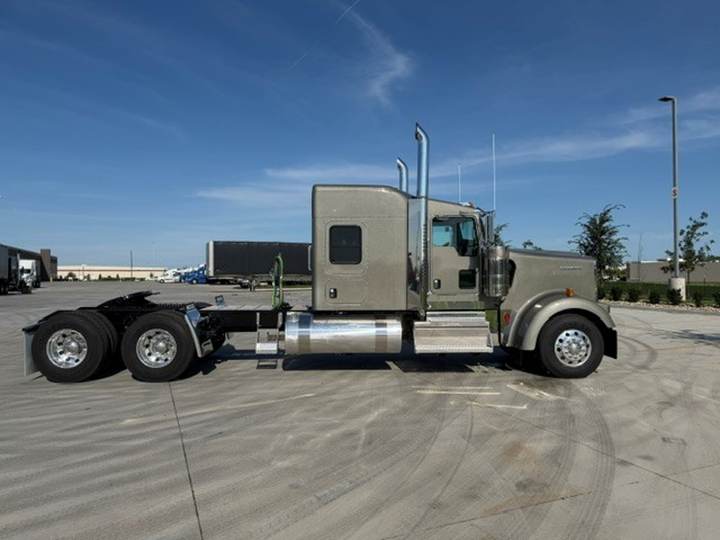 2027 Kenworth W900L 72" Flat Top Sleeper, exterior photo 5