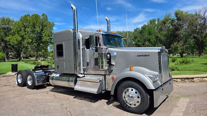 2027 Kenworth W900L 72" Flat Top Sleeper, exterior photo 1