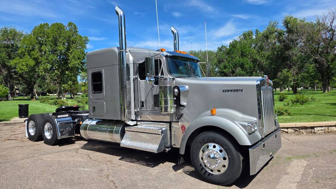 2027 Kenworth W900L 72" Flat Top Sleeper, exterior photo 1