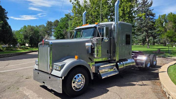 2027 Kenworth W900L 72" Flat Top Sleeper, exterior photo 2