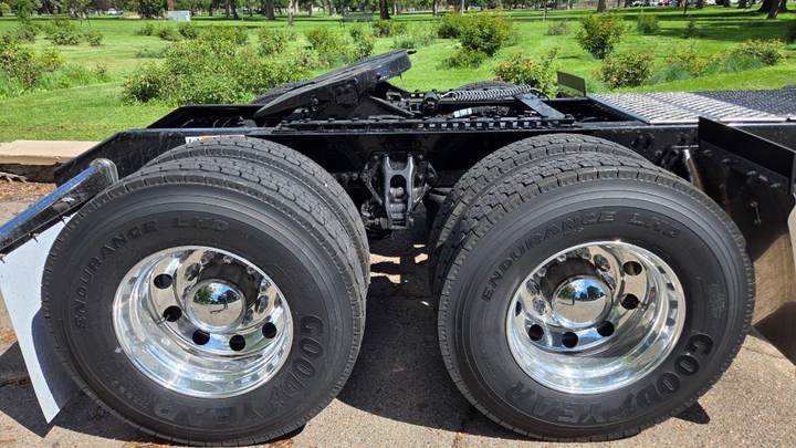2027 Kenworth W900L 72" Flat Top Sleeper, exterior photo 3