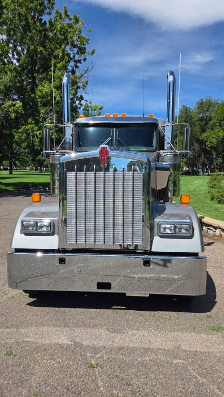 2027 Kenworth W900L 72" Flat Top Sleeper, exterior photo 4
