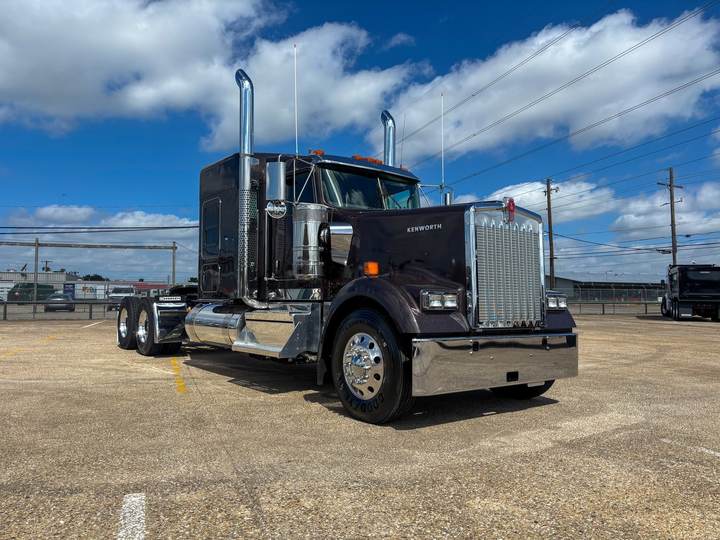 2027 Kenworth W900L 72" Flat Top Sleeper, exterior photo 1