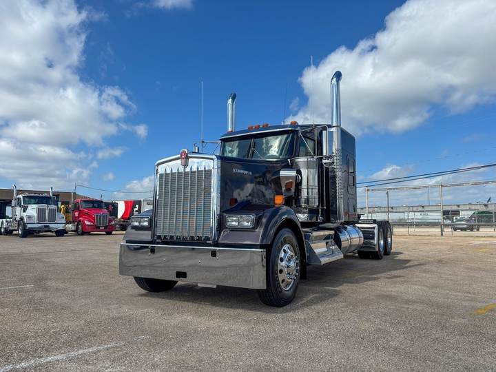 2027 Kenworth W900L 72" Flat Top Sleeper, exterior photo 2