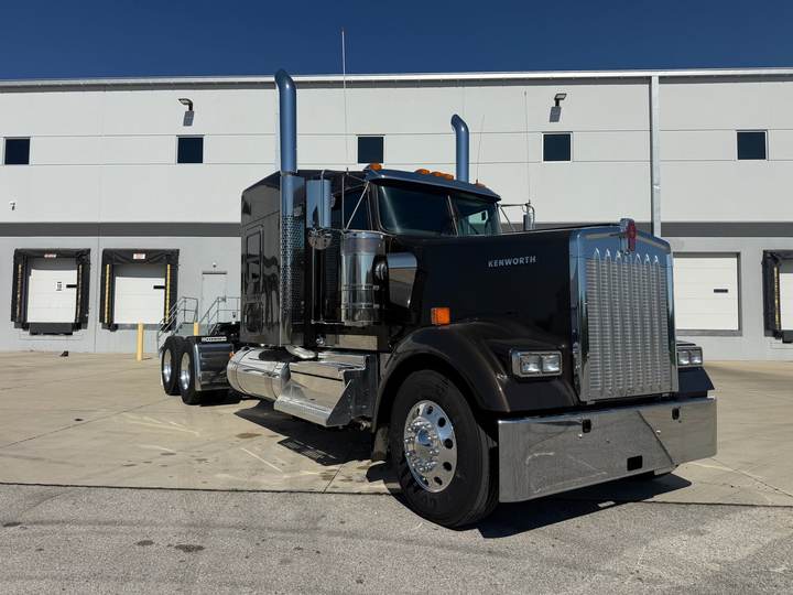 2027 Kenworth W900L 72" Flat Top Sleeper, exterior photo 1
