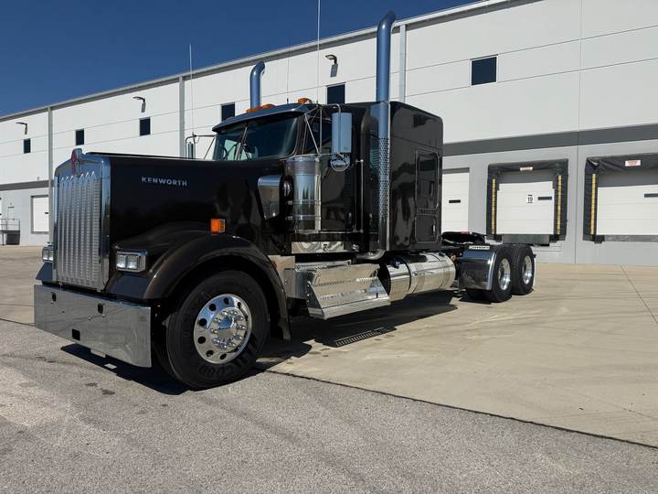 2027 Kenworth W900L 72" Flat Top Sleeper, exterior photo 2