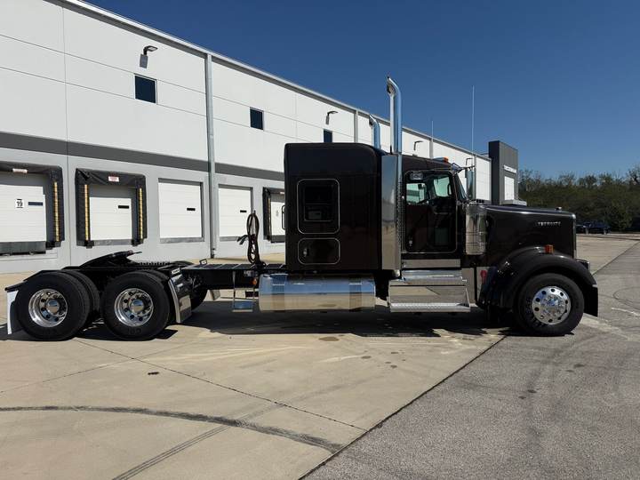 2027 Kenworth W900L 72" Flat Top Sleeper, exterior photo 3