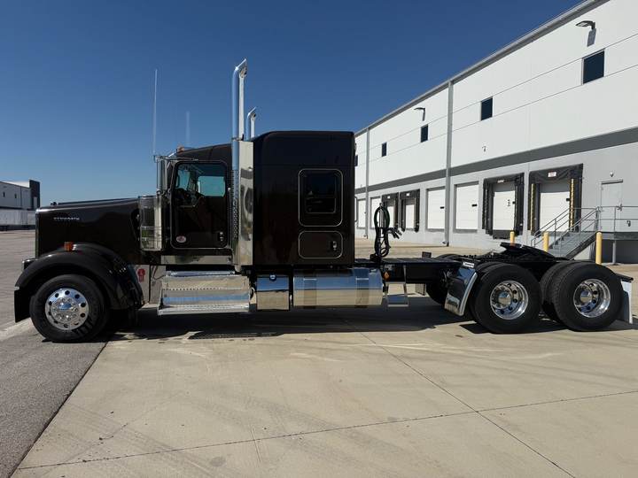 2027 Kenworth W900L 72" Flat Top Sleeper, exterior photo 4