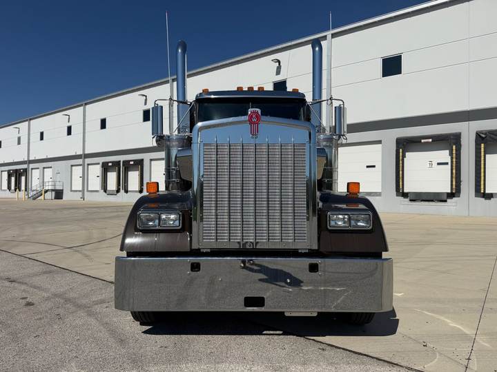 2027 Kenworth W900L 72" Flat Top Sleeper, exterior photo 5