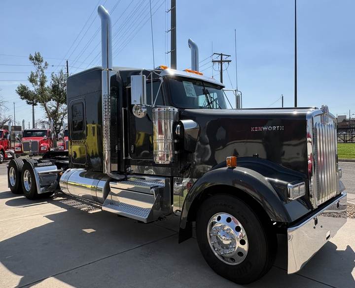 2027 Kenworth W900L 72" Flat Top Sleeper, exterior photo 1