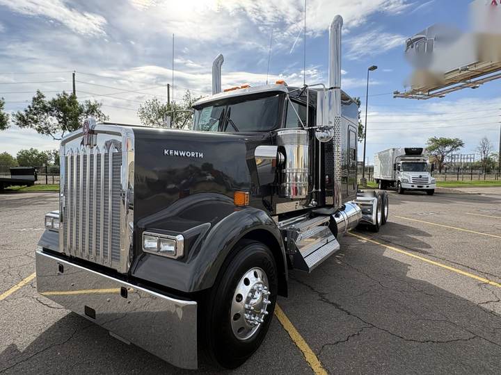2027 Kenworth W900L 72" Flat Top Sleeper, exterior photo 2