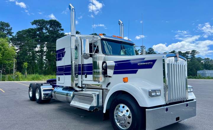 2027 Kenworth W900L 72" Flat Top Sleeper, exterior photo 1