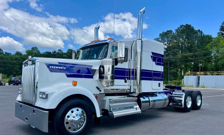 2027 Kenworth W900L 72" Flat Top Sleeper, exterior photo 2