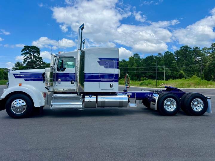 2027 Kenworth W900L 72" Flat Top Sleeper, exterior photo 3
