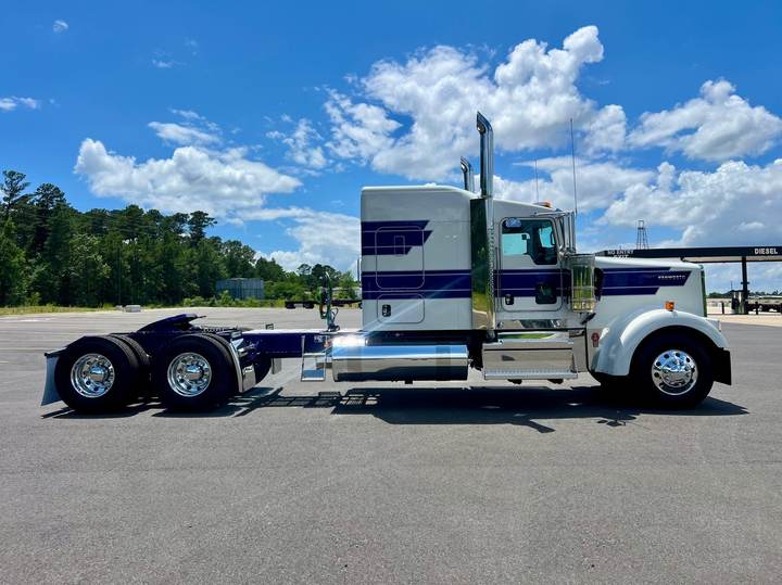 2027 Kenworth W900L 72" Flat Top Sleeper, exterior photo 4