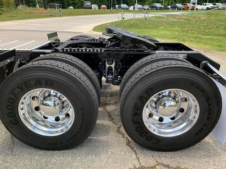 2027 Kenworth W900L 72" Flat Top Sleeper, exterior photo 2