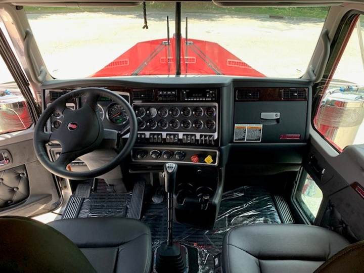 2027 Kenworth W900L 72" Flat Top Sleeper, interior photo 3