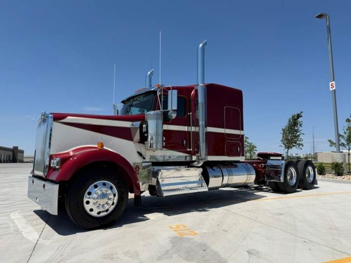 2027 Kenworth W900L 72" Flat Top Sleeper, exterior photo 1