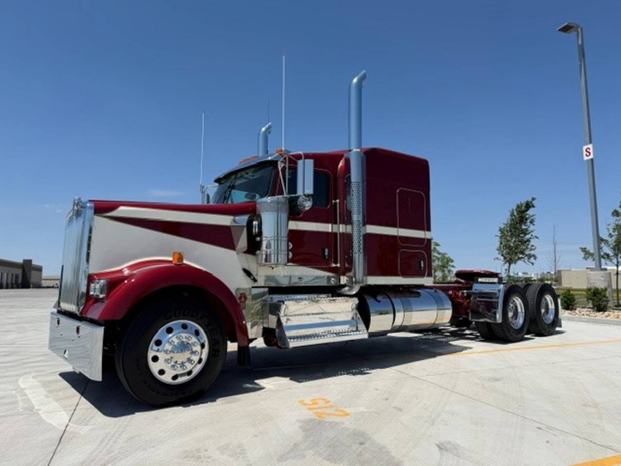 2027 Kenworth W900L 72" Flat Top Sleeper, exterior photo 1