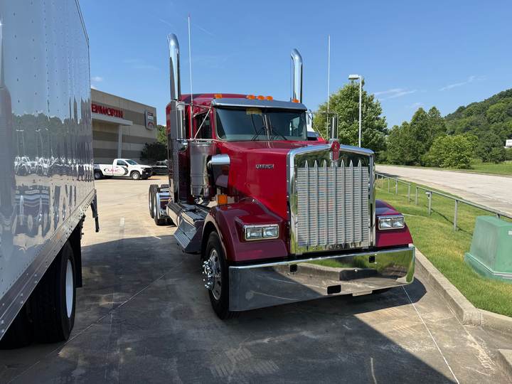 2027 Kenworth W900L 72" Flat Top Sleeper, exterior photo 1