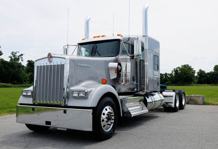 2027 Kenworth W900L 72" Flat Top Sleeper, exterior photo 1