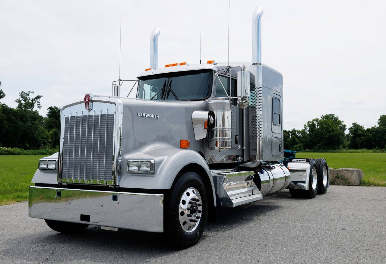 2027 Kenworth W900L 72" Flat Top Sleeper, exterior photo 1