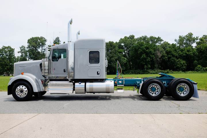 2027 Kenworth W900L 72" Flat Top Sleeper, exterior photo 2