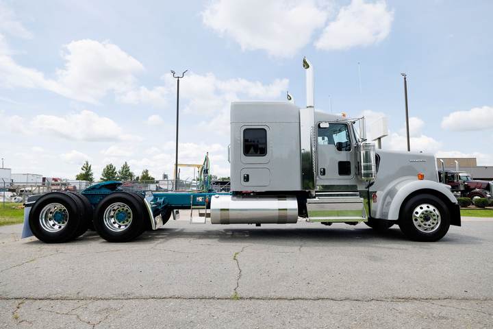 2027 Kenworth W900L 72" Flat Top Sleeper, exterior photo 3