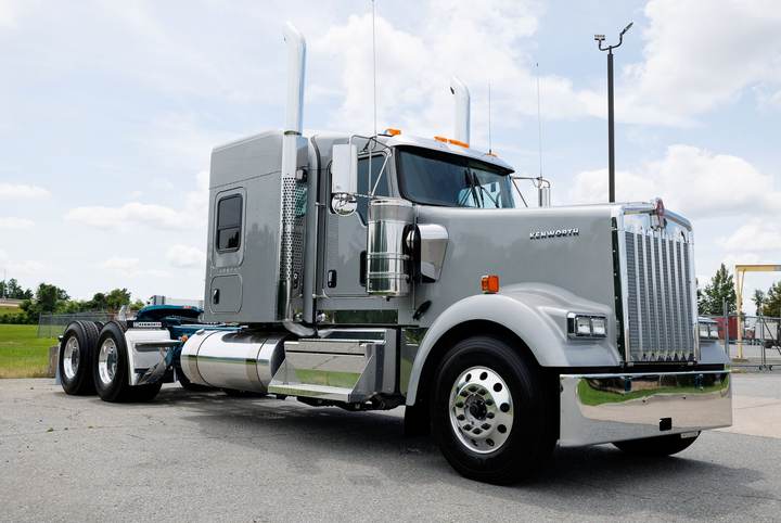 2027 Kenworth W900L 72" Flat Top Sleeper, exterior photo 4