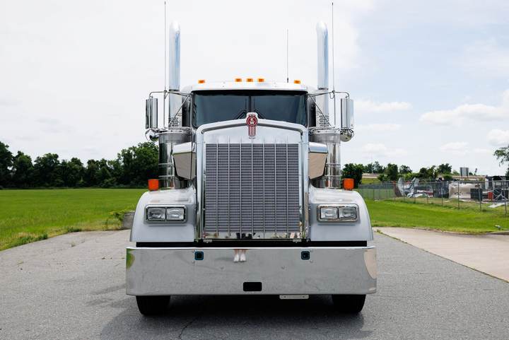 2027 Kenworth W900L 72" Flat Top Sleeper, exterior photo 5