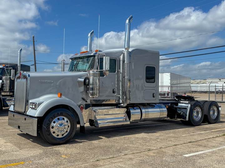 2027 Kenworth W900L 72" Flat Top Sleeper, exterior photo 2