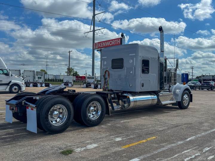 2027 Kenworth W900L 72" Flat Top Sleeper, exterior photo 3