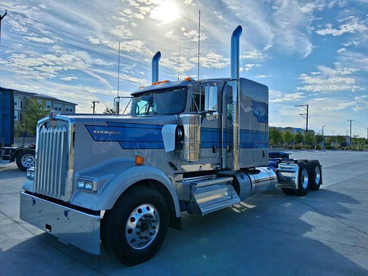 2027 Kenworth W900L 72" Flat Top Sleeper, exterior photo 1