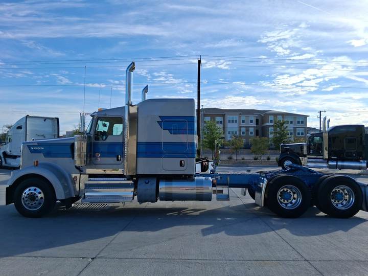 2027 Kenworth W900L 72" Flat Top Sleeper, exterior photo 5