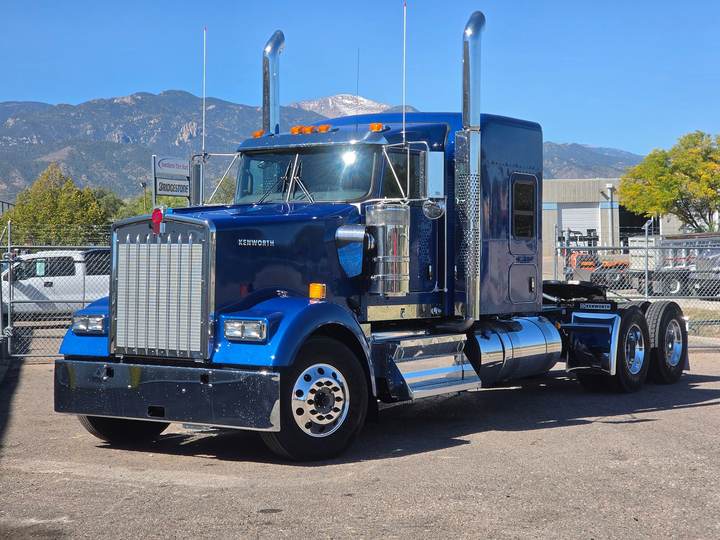 2027 Kenworth W900L 72" Flat Top Sleeper, exterior photo 1