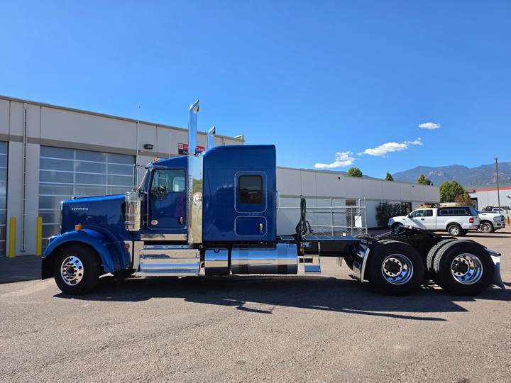 2027 Kenworth W900L 72" Flat Top Sleeper, exterior photo 2
